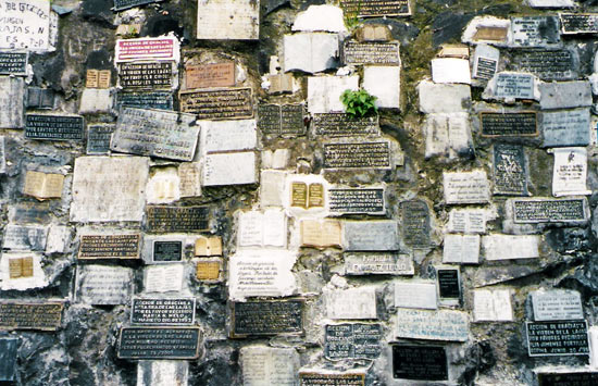 Plaques outside El Santuario de Las Lajas