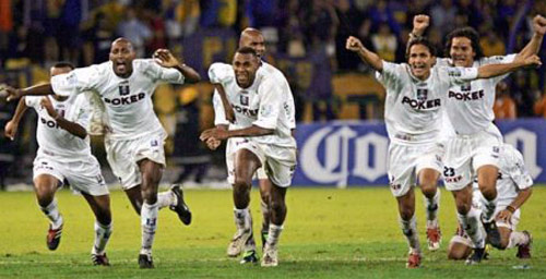 Once Caldas celebrate winning Copa Libertadores 2004